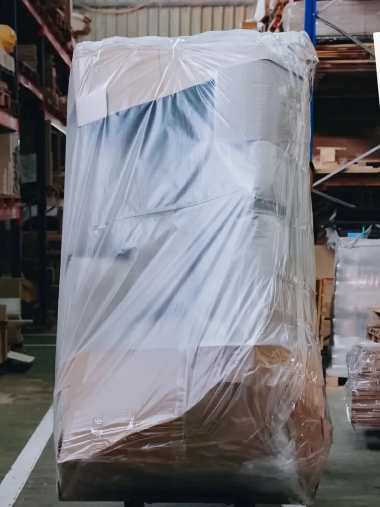 En færdig sofa pakket ind og klar til levering