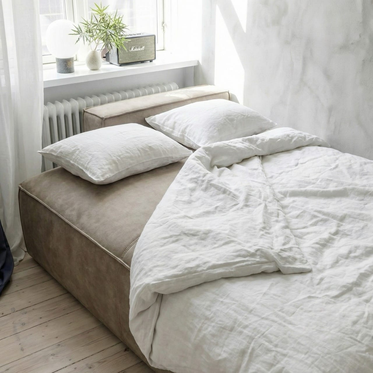 Nærbillede af sofaben og stofkvalitet på en designsovesofa