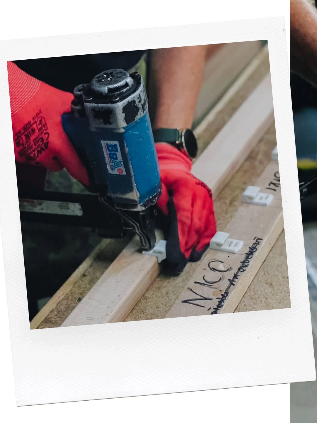 Håndværker der arbejder på en sovesofa i et europæisk værksted